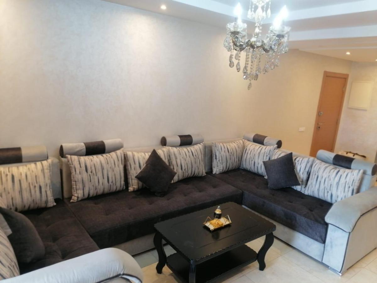 An Elegant For Rent With A Pool And A View Of The Mountains In Appartement *